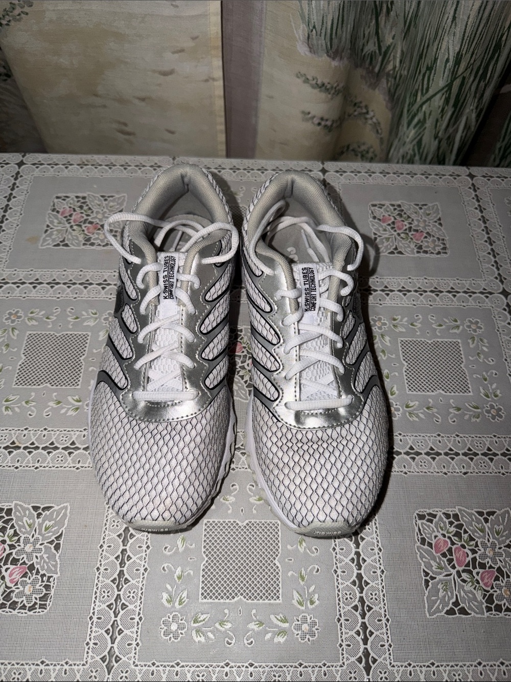 K-Swiss Tubes Women's White & Silver Athletic Shoes